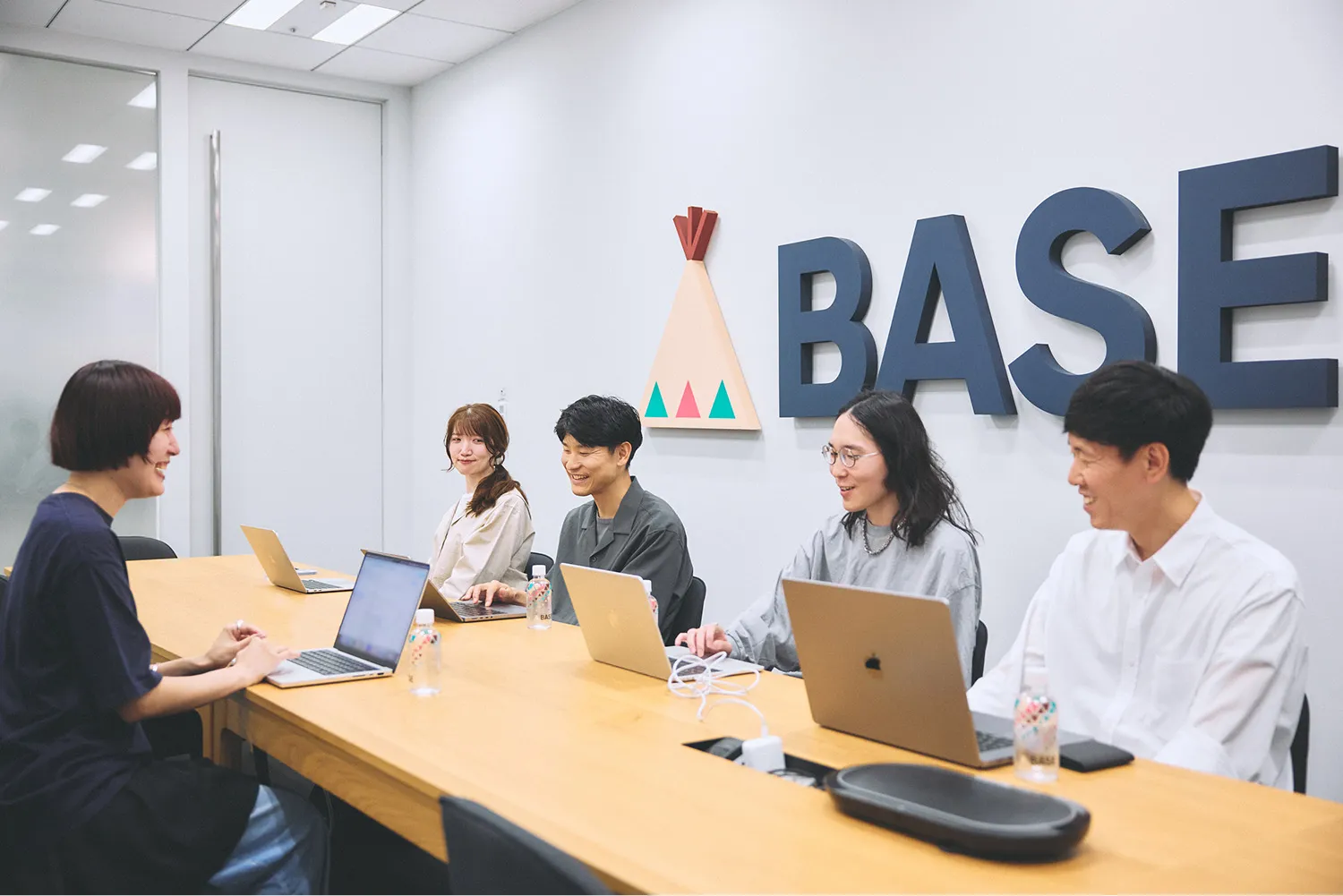 BASE BANK Departmentのメンバー5名